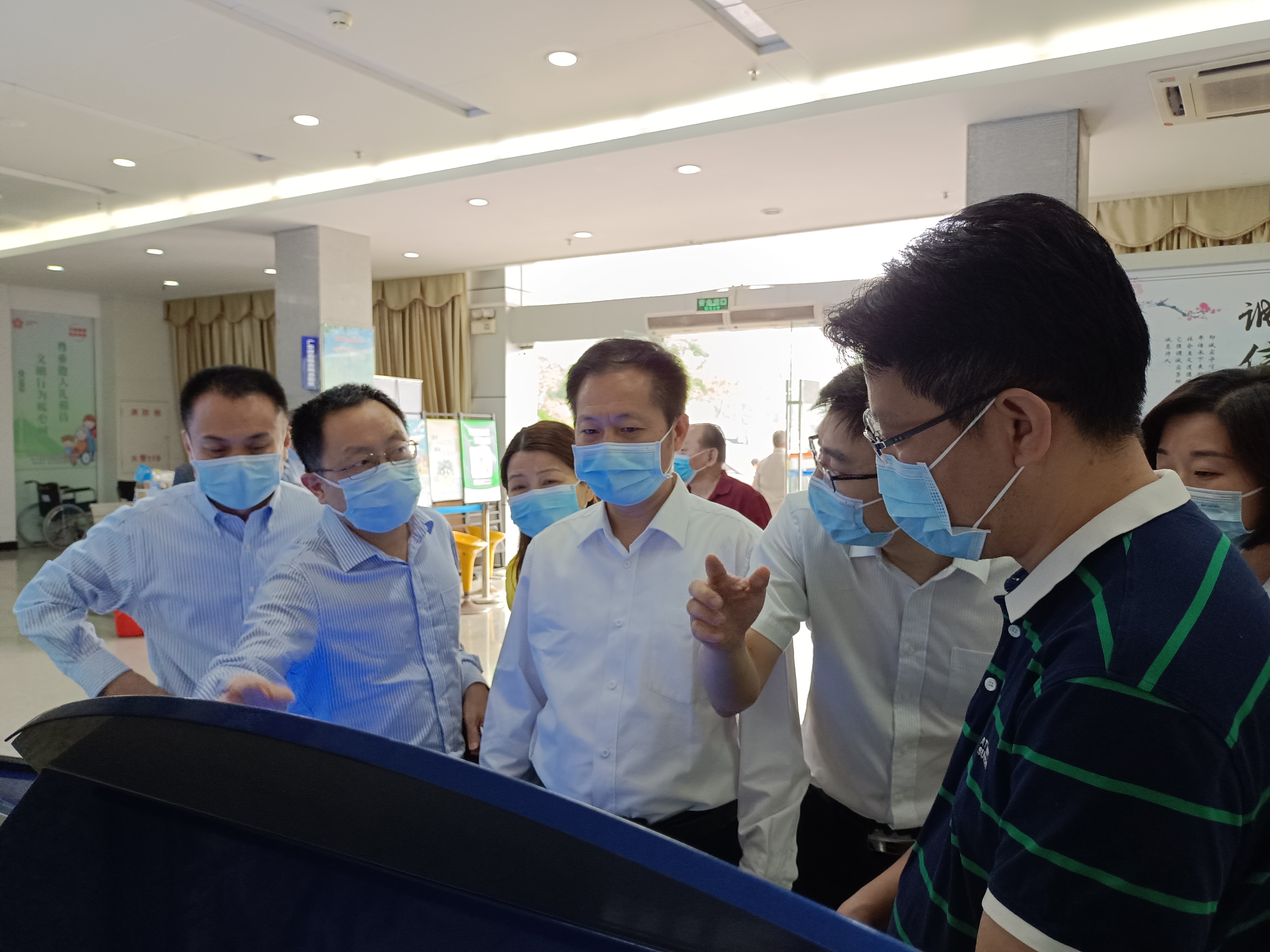 陈启坚同志在梅州市梅江区69书吧
经办窗口调研.jpg