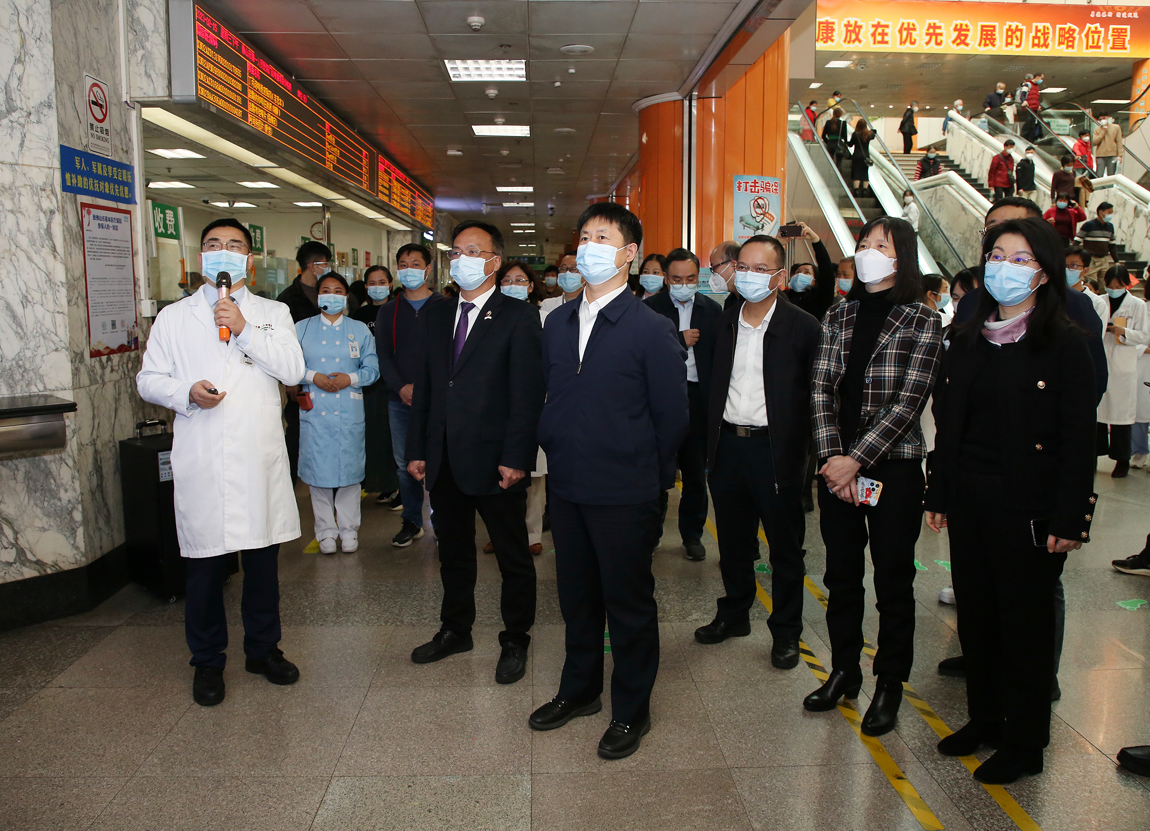 20230215国家69书吧
调研组到佛山市第一人民医院调研。 (3).JPG