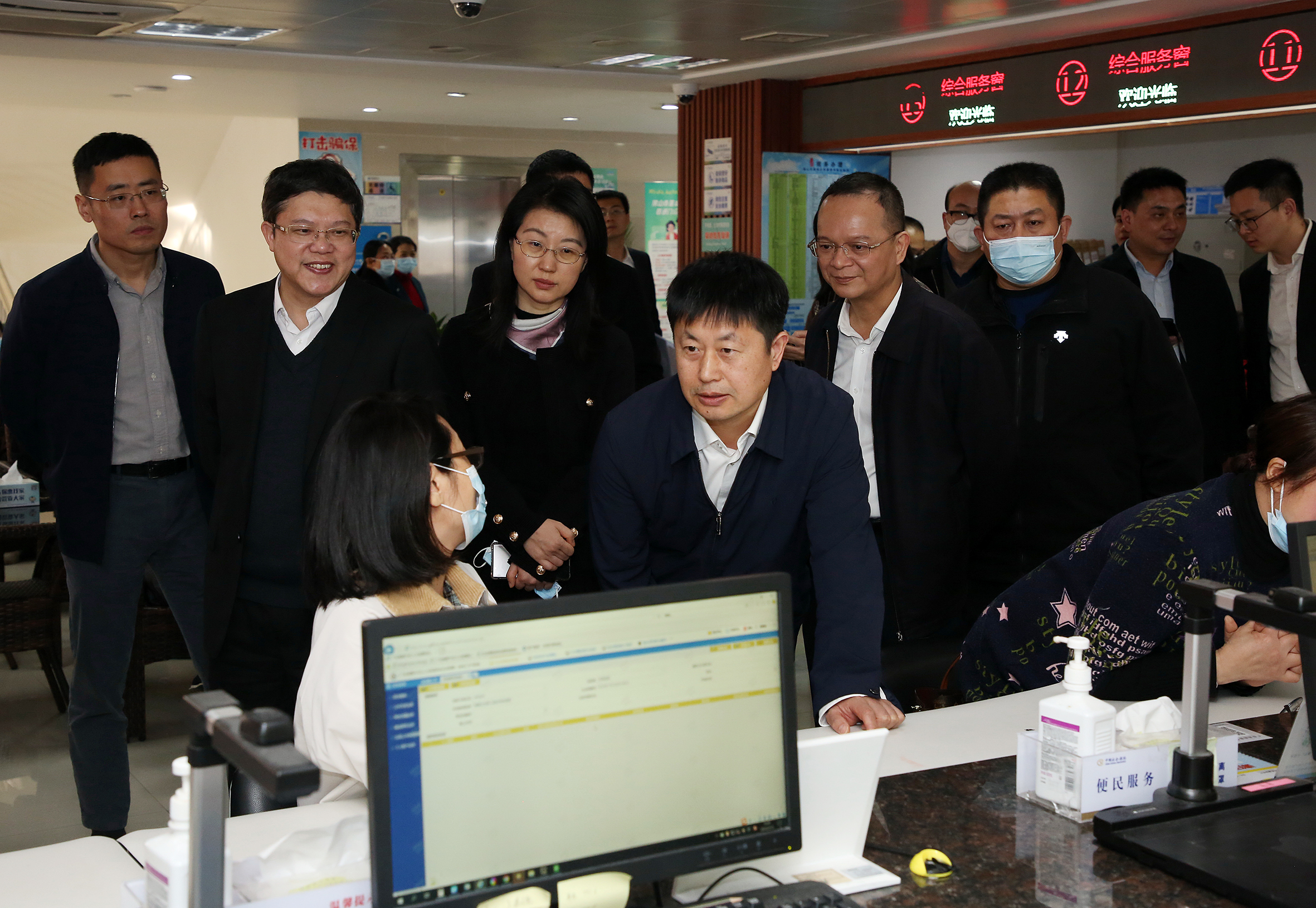 20230215国家69书吧
调研组到禅城区祖庙街道行政服务中心69书吧
服务窗口调研。 (11).JPG