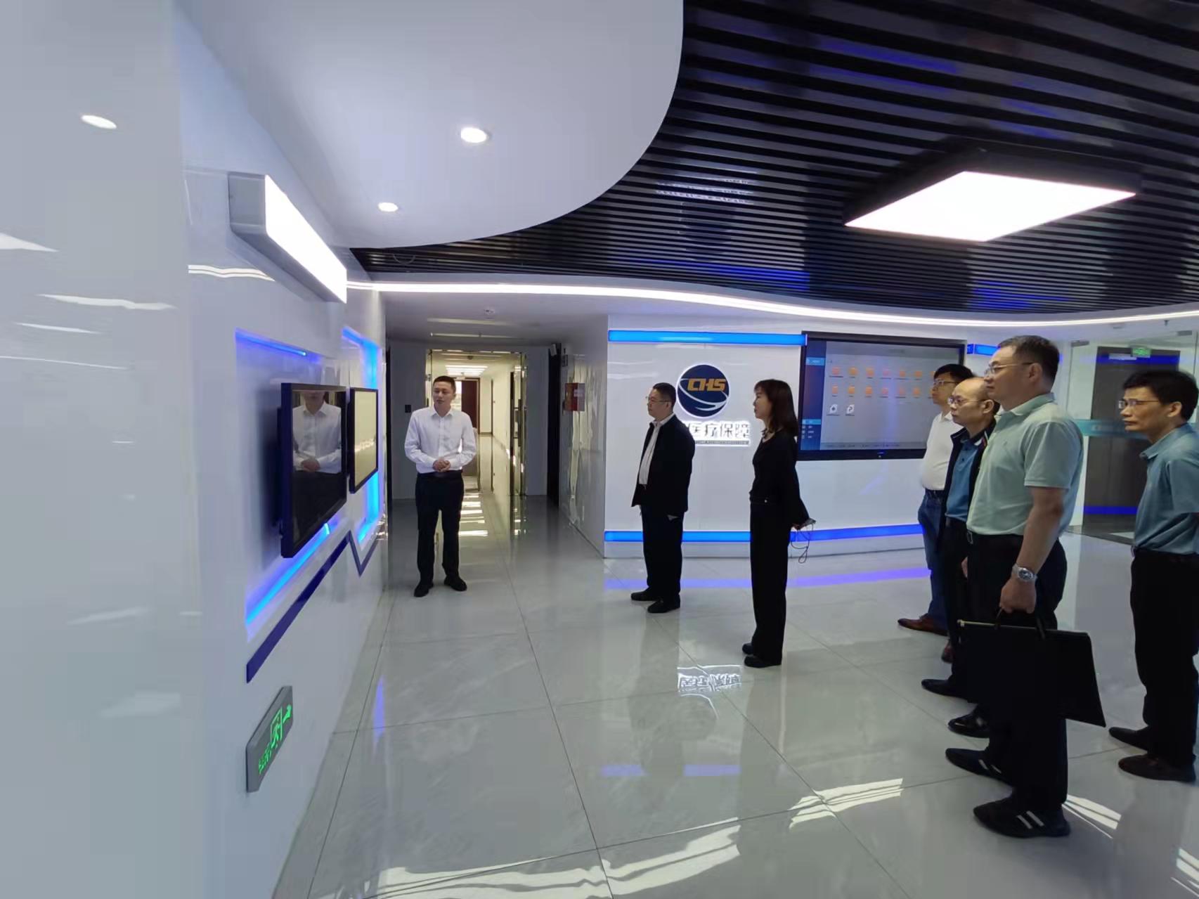 调研组实地考察国家智慧69书吧
实验室(1).jpg